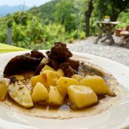Cinghiale con patate Cinghiale con patate